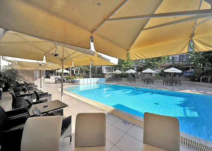 Saint Constantine Aparthotel 3*